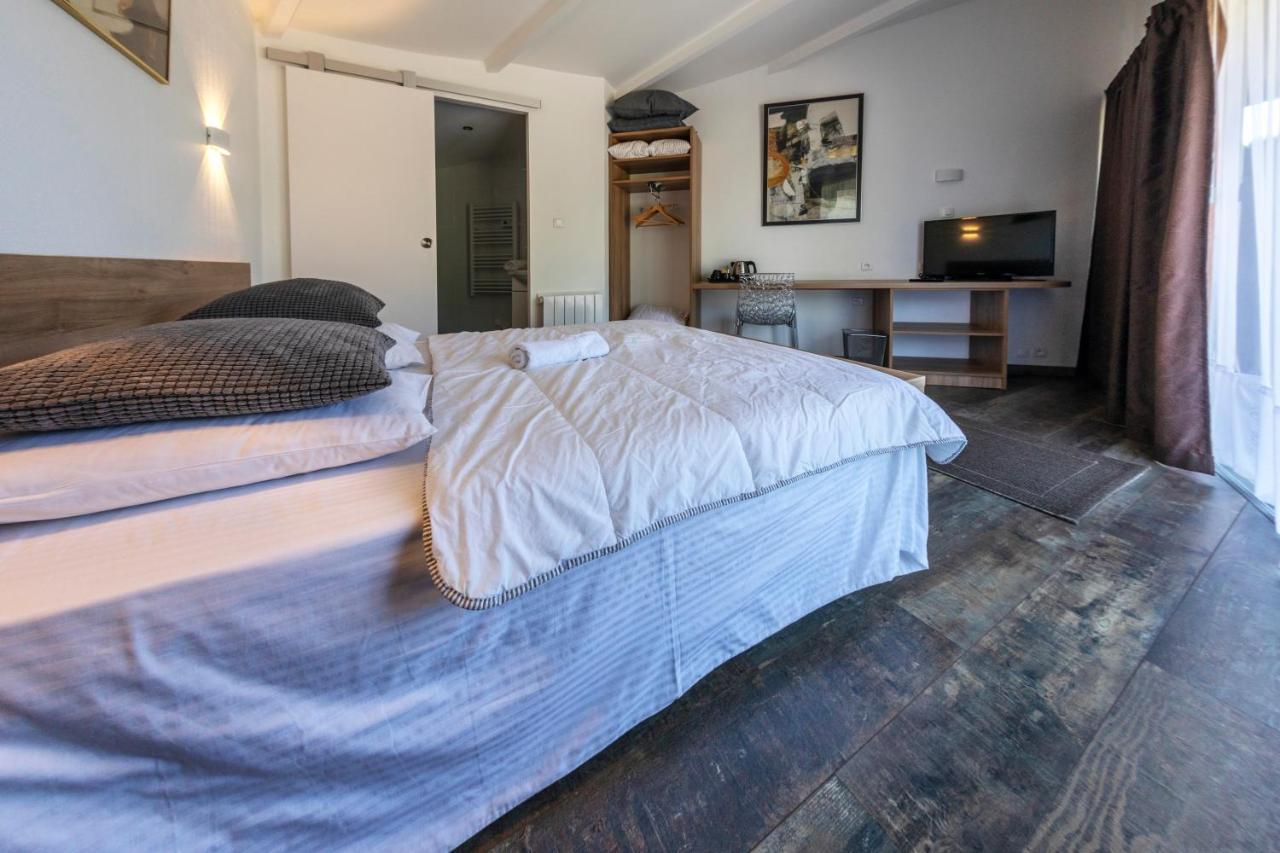 Hotel La Jalousie à Saint-Aignan-de-Cramesnil Extérieur photo